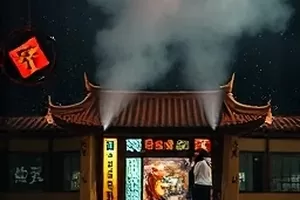 《落日调度员》封面，货运站场在夕阳下的调度室窗口