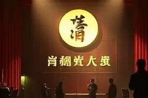 《长夜书店》封面，深夜书店的暖黄灯与书架剪影