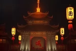 《第七次日落》封面，慢车车厢窗外的黄昏色天空