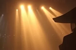 《旧城灯塔》封面，夜色中的塔身与旋转光束